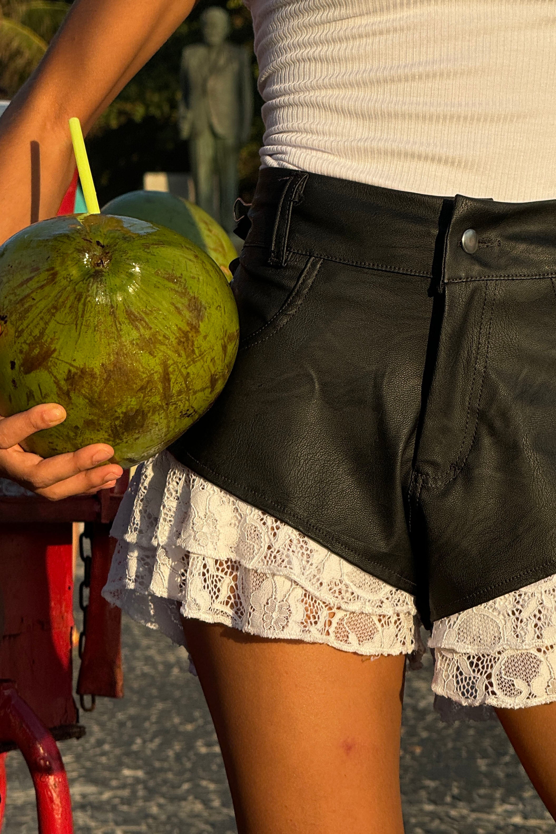 short couro beijos & tapas – xis